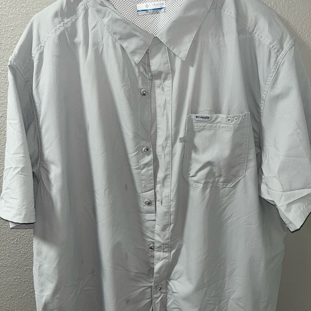 Columbia Light Gray Short Sleeve Shirt